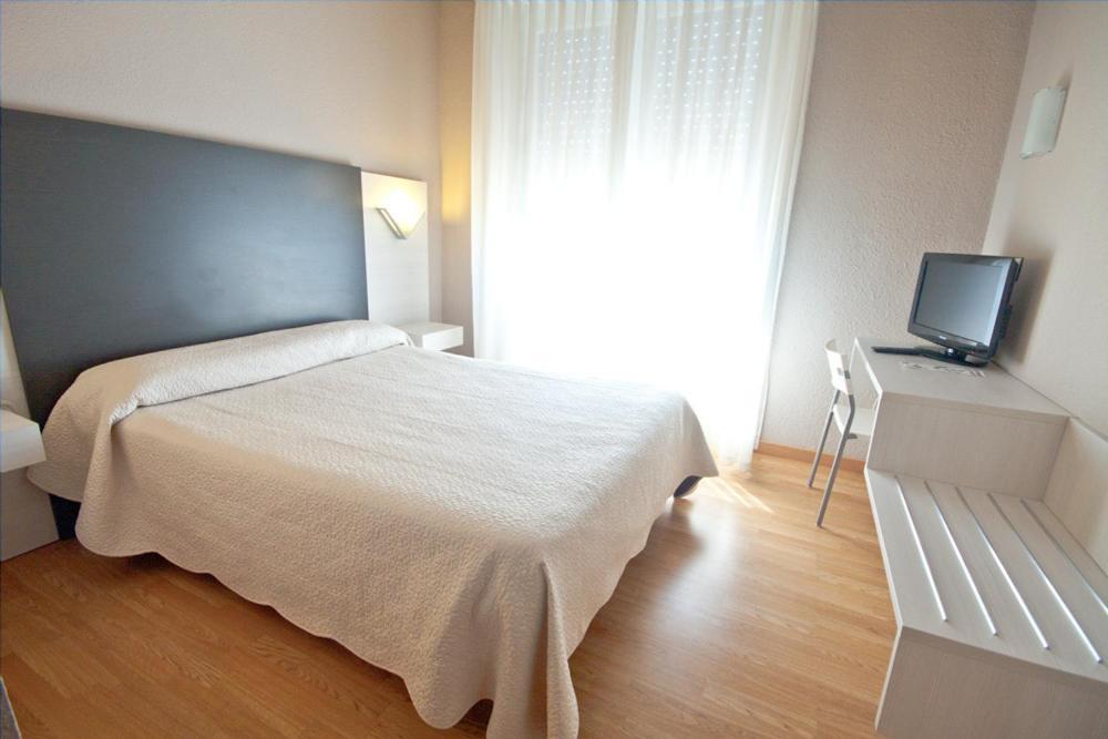 Hotel Fornos Калатаюд Стая снимка