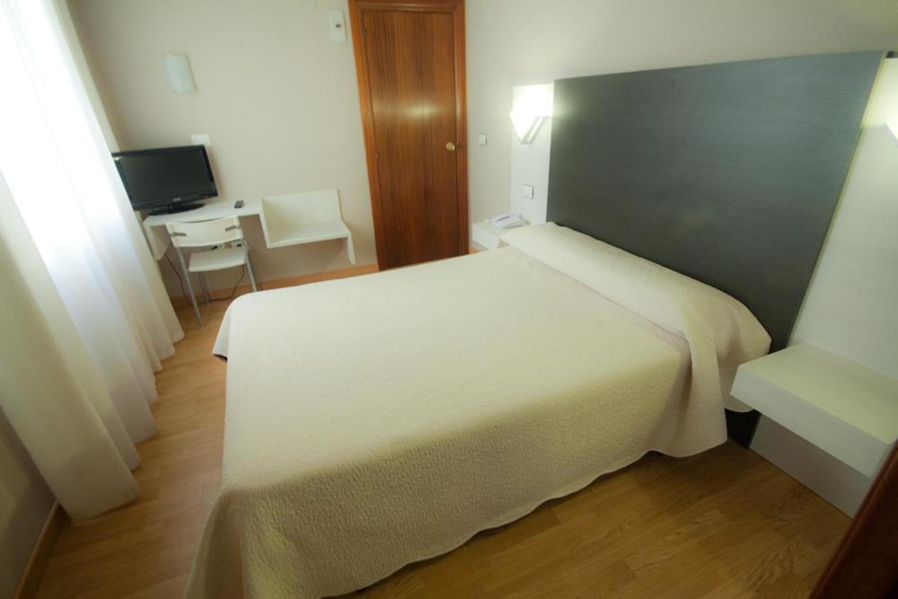 Hotel Fornos Калатаюд Стая снимка