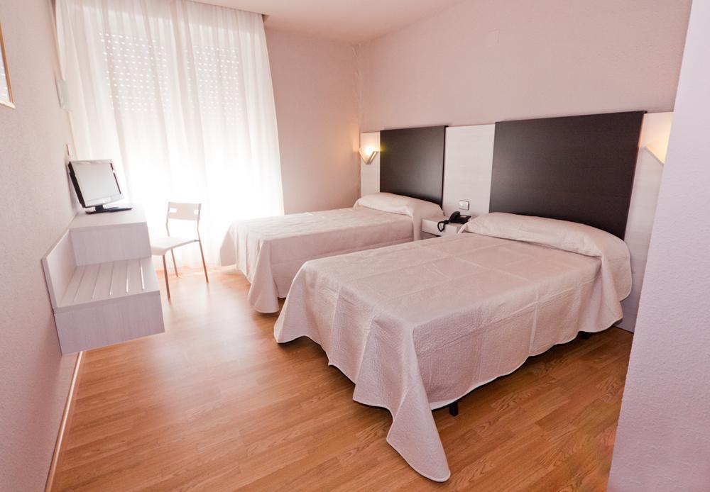 Hotel Fornos Калатаюд Стая снимка